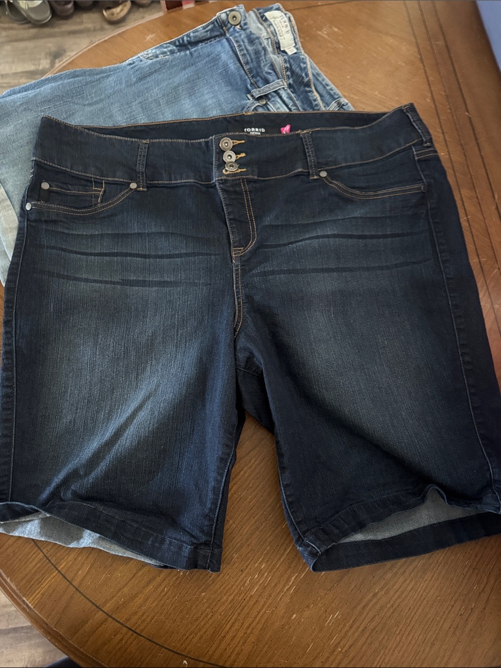 6 pairs torrid size 26 shorts lot 5 denim 1 Black twill dot 6-10” inseams 2 NWT - Picture 9 of 15